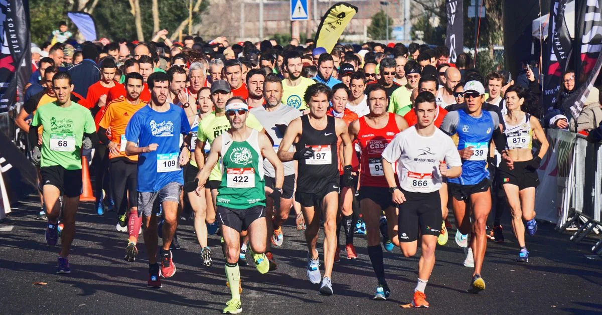 Folk løber marathon